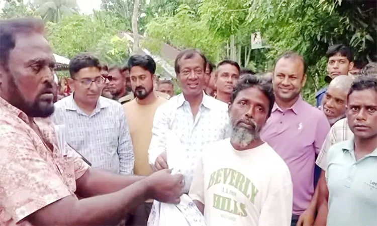 Narail-1 MP Biswas Jahangir Alam distributed emergency food assistance to 80 families in Kalia Upazila.