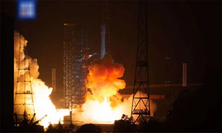 A Long March-3B rocket carrying a new data relay satellite blasts off from the Xichang Satellite Launch Center, southwest China's Sichuan Province.