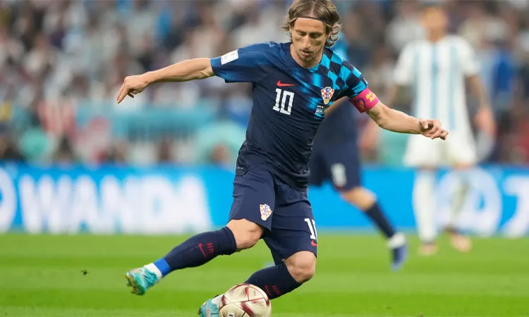 Croatian midfielder Luka Modric has signed a one-year contract extension with AC Milan.
