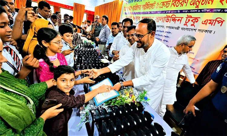 State Minister Sultan Salauddin Tuku awarded crests and certificates to students.