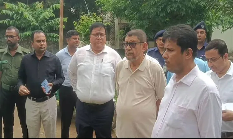 Health and Family Welfare Minister Sardar Md. Sakhawat Hossain (Bokul) made a surprise visit to Morelganj Upazila Health Complex.