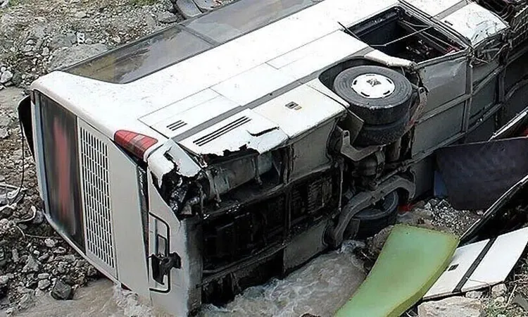 The collision occurred on the Damascus-Deir ez-Zor highway between the cities of Palmyra and Al-Sukhnah.
