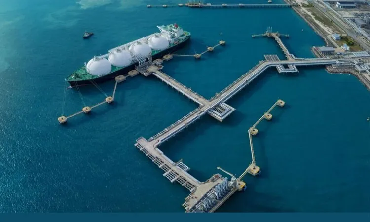 Foreign experts have arrived to expedite repairs the regasification unit .