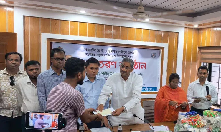 Water Resources Minister Shahid Uddin Chowdhury Anee handed over the cheques at the Laxmipur Sadar Upazila Parishad hall.