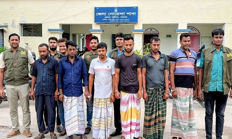 Pabna District Detective Branch (DB) has arrested a six-member gang involved in stealing electrical transformers.