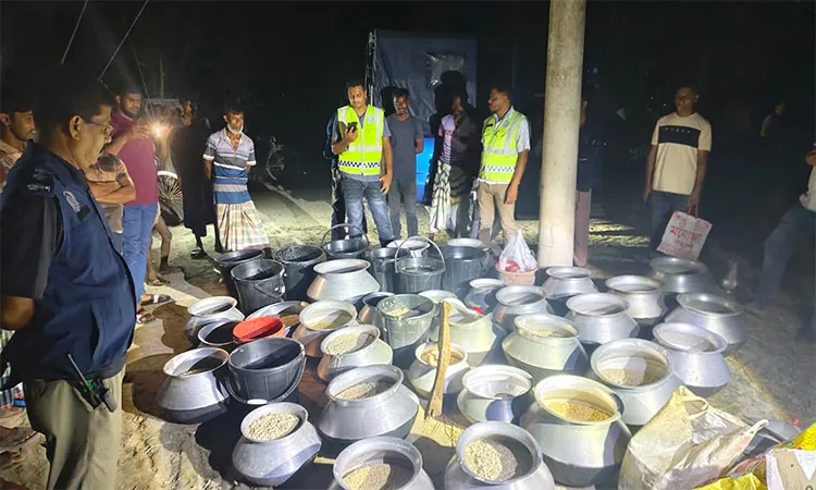 Police in Porsha, Naogaon Seizes Liquor and Brewing Equipment.