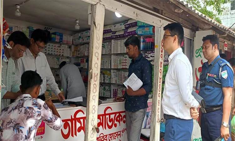 A mobile court drive lead by Executive Magistrate Atish Sarkar in Morelganj, Bagerhat on Tuesday.