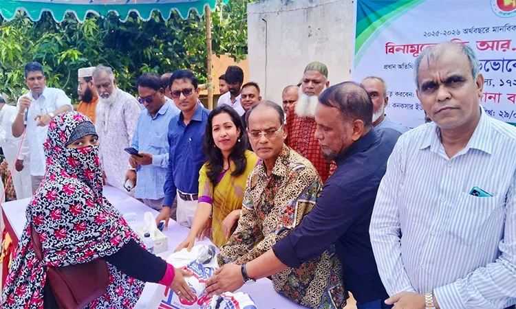 Advocate Abdus Salam Azad, Member of Parliament for the Munshiganj-2 constituency distributed to distressed families in Konaksar Union of Munshiganj’s Louhjang upazila.