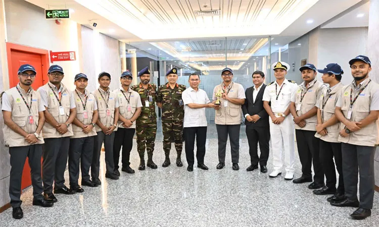 Members of the world champion MIST MAVIROV team, winners of the MATE ROV International Underwater Robot Competition 2026, met with Prime Minister Tarique Rahman. Photo: PMO