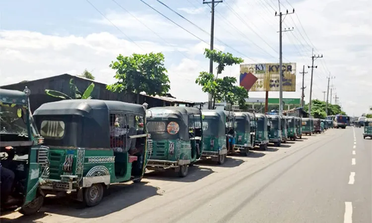 Long queues of gas-run vehicles formed at Four Star CNG in Kadamtali, Karnaphuli Filling Station in Baklia.