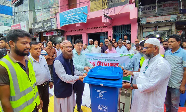 The program began Monday afternoon with dustbins installed along the roadside in the city's Chawk Bazar area.