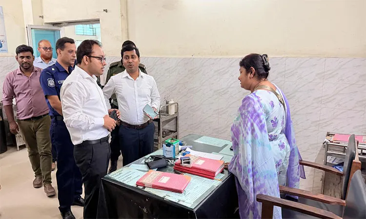 UNO Mahmudul Hasan inspected the Monohardi Upazila Health Complex in Narsingdi