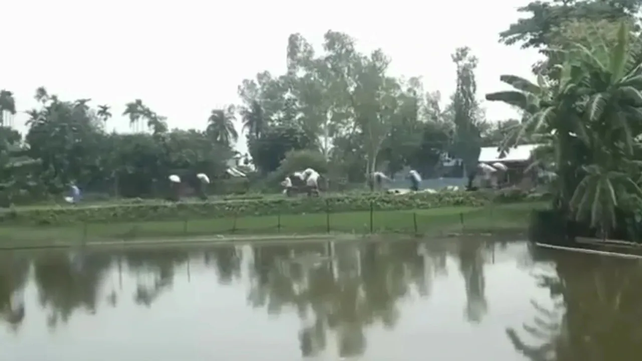 Angry Farmers Break Open Fertilizer Warehouse in Kurigram, Take 197 Sacks