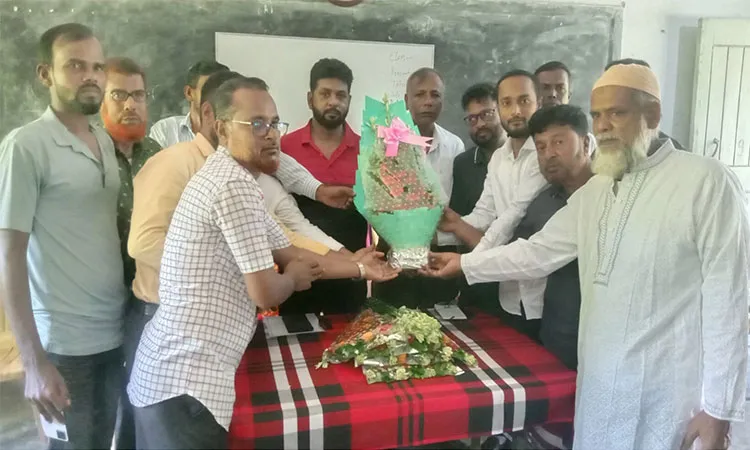 Newly elected managing committee leaders of Bogura Chak Secondary School in Paikgachha were welcomed at a reception.