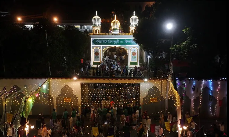 Over 100,000 devotees gathered at the Bishwa Zaker Manzil Atrashi Darbar Sharif in Faridpur