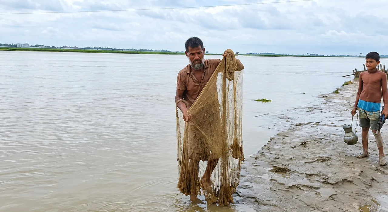 Falling Water Levels in Teesta Reduce Fish Catch, Worrying Fishermen