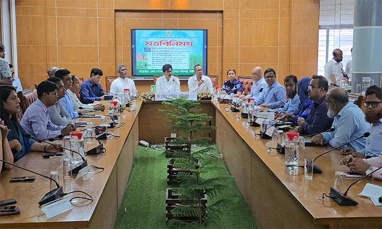 Agriculture Minister Amin Ur Rashid speaking at a view-sharing meeting with government officials at the Faridpur Deputy Commissioner's office.