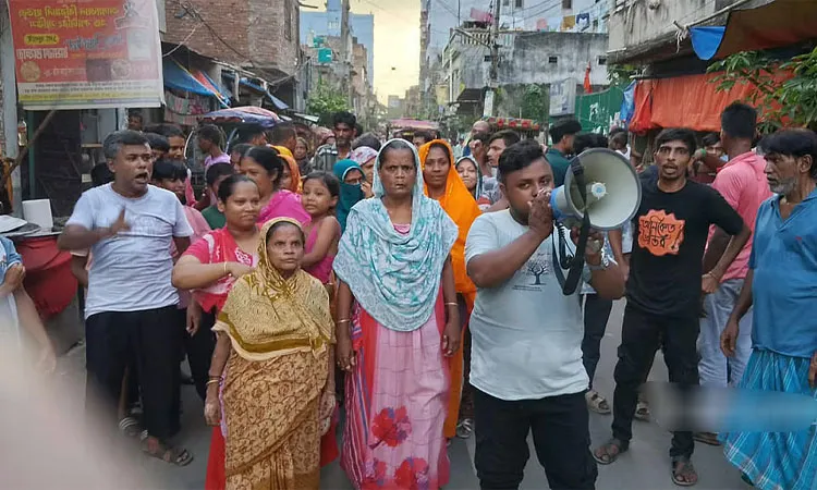 A violent clash erupted between BNP and Jamaat-e-Islami supporters over a water pump at Dhaka's Pallabi Bihari camp.