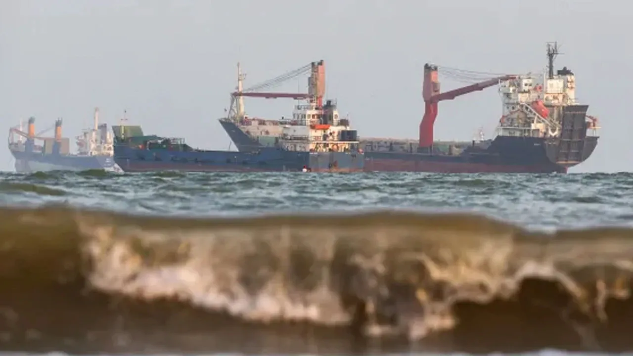 Iran Rejects US Claim That Oil Transport Through Strait of Hormuz Is Normal