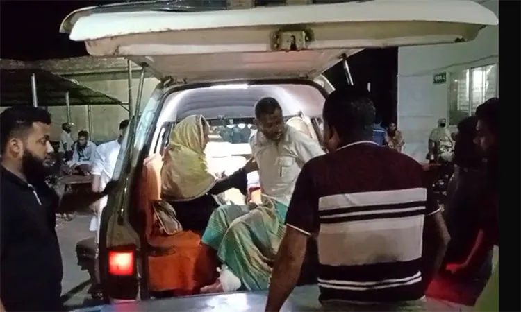 At least 30 people were injured in clashes between two rival groups on the border of Boalmari and Saltha upazilas in Faridpur.