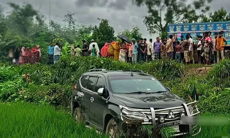 The accident occurred around 9:00 am on the Mokamtala-Joypurhat road in the Gopinathpur area.