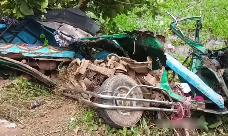 A head-on collision between a covered van and a CNG-run autorickshaw in Gazipur's Kaliakair.