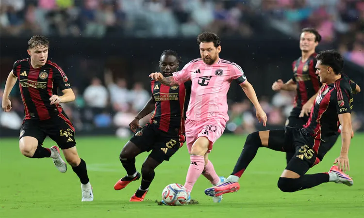 Lionel Messi dribbles the ball against Atlanta United during the first half at Nu Stadium.