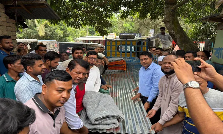 The upazila administration and local BNP leaders distributed emergency relief to each affected household in the Basabari area of Sonapur Union.