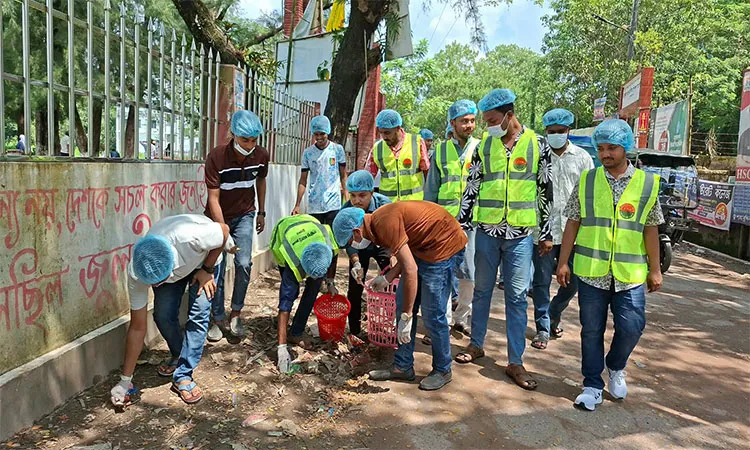 Chhatra Dal activists cleaned Lakshmipur Government College's campus.