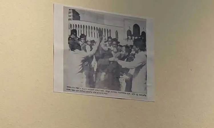 Protesting the display of Pakistan founder Muhammad Ali Jinnah’s photographs at the DUCSU museum, the Student Federation has put up an image of war criminal Ghulam Azam being beaten with shoes at the same spot.