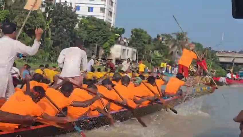 Traditional boat race returns to Faridpur’s Kumar River