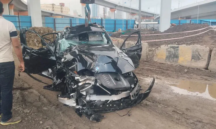 The tragic accident occurred around 5:20 am as the black BMW was traveling from Marine Drive toward Haji Ali.