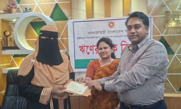 Raipur UNO Mehedi Hasan Kawsar and Assistant Commissioner (Land) Mehedi Nigar attended the ceremony.