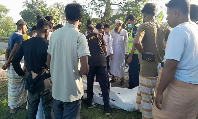 According to police the fatal crash occurred around 7:30 AM in the Munshidpur area.