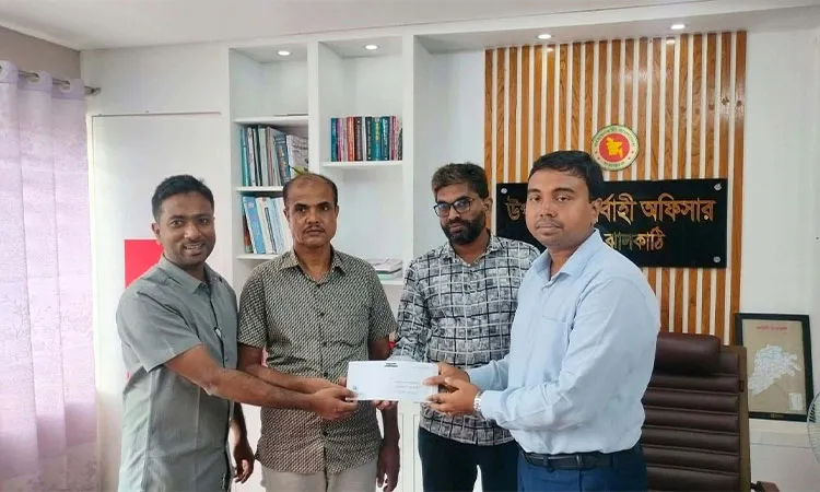 Nalchity Upazila Nirbahi Officer (UNO) Pratik Kumar Kundu handed over the cash grant on Wednesday to the victim.