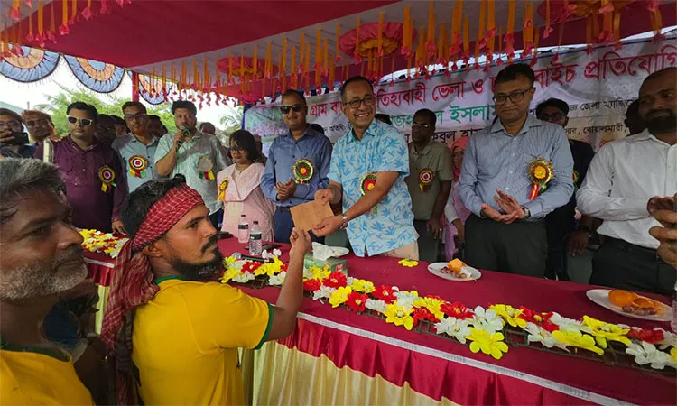 Traditional Raft and Tub Races Draw Thousands in Faridpur