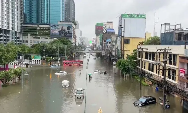 Bangkok's governor urges residents to move cars to higher ground