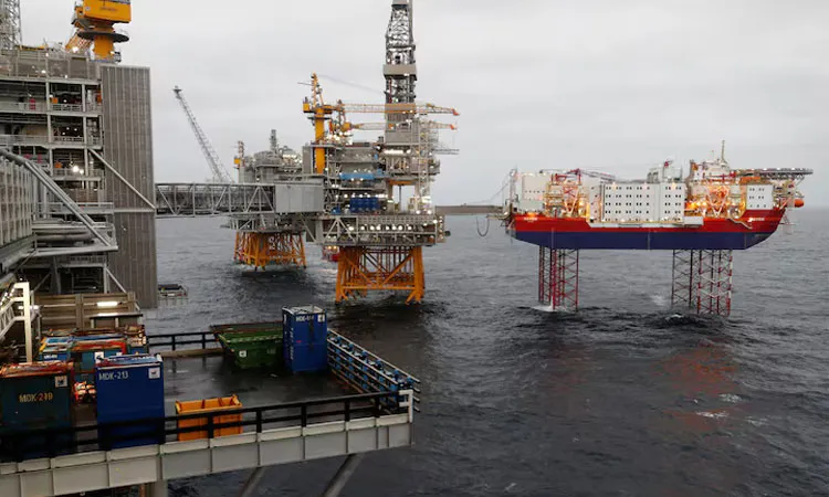 Oil Prices Hold Steady as Market Weighs US-Iran Tensions Against Supply Signals