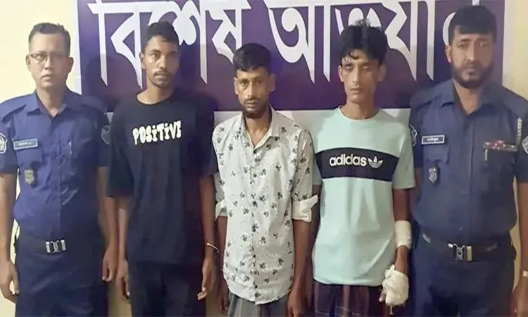 Local residents in Mirsarai detained three suspected robbers.