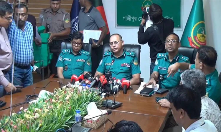 The arrested individuals are escort party in-charge Sub-Inspector (SI) Prabir Kumar, prison van driver Nayek Kamal Hossain and Picchi Raja’s sister, Taslima.