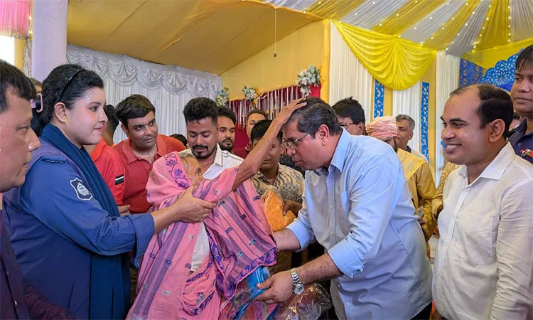 During the visit, the state minister exchanged greetings with members of the Hindu community.