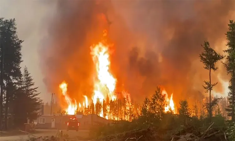A massive fire at one of Canada's busiest military bases in Alberta has caused deaths and injuries,