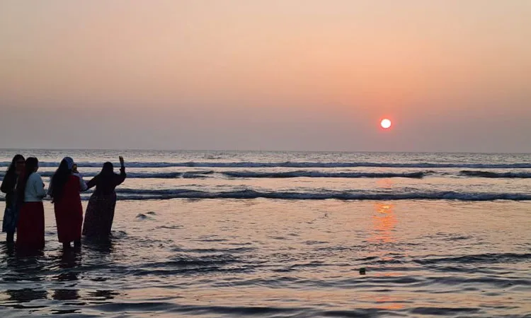An estimated 800,000 tourists visited Cox’s Bazar during the Durga Puja holidays.