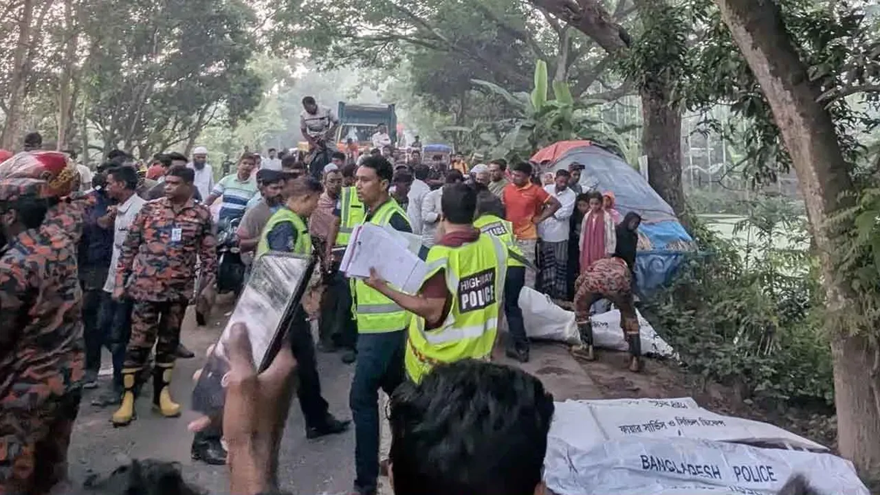 The incident occurred around 4:15 a.m. on the Natore-Pabna Highway in front of the Bonpara Police Investigation Centre.