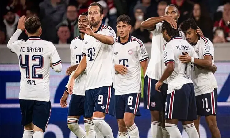 Bayern Munich preserved their unbeaten start to the Bundesliga season with a 3-1 victory at SC Freiburg.