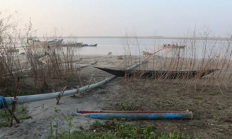 Locals report that extraction operations run from late night until early morning just a few hundred meters from the school.