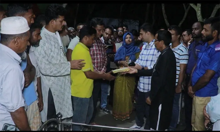 Deputy Commissioner Aminul Islam personally handed over funds allocated by the Ministry of Disaster Management and Relief to the bereaved and injured families.